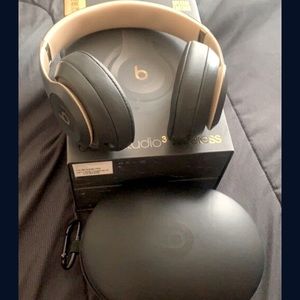 Beats Solo 3 Noise cancellation headphones